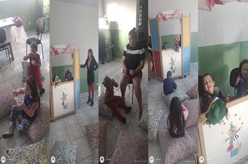 Teatro em fantoches com mães e filhos