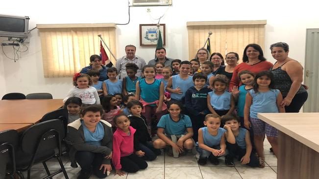 Alunos na rede municipal de ensino visitam Prefeitura