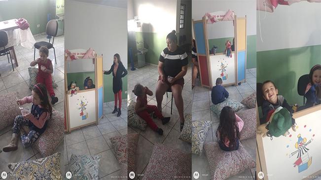 Teatro em fantoches com mães e filhos